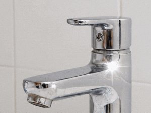 The same tap shining after cleaning